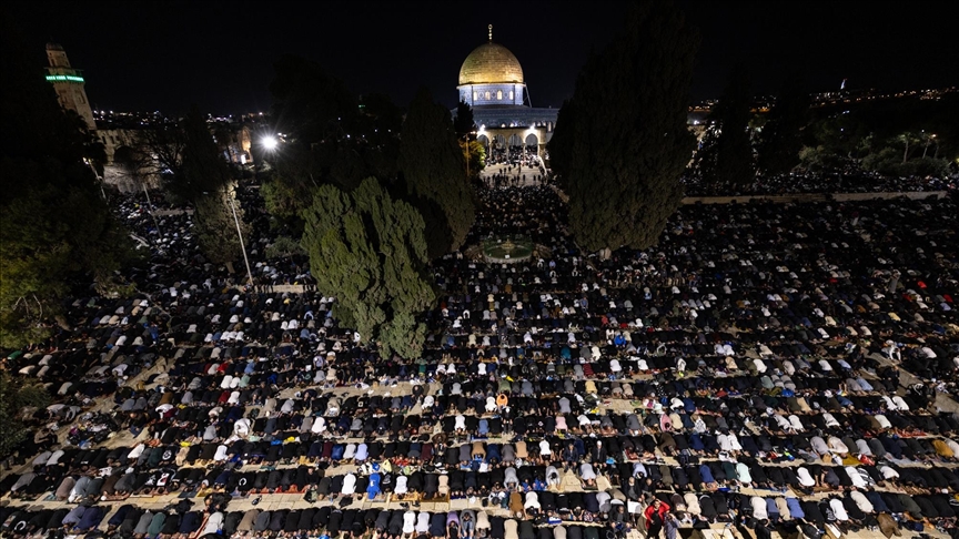 رغم القيود الإسرائيلية.. 100 ألف مصل يؤدون التراويح بالمسجد الأقصى