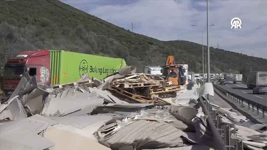 Anadolu Otoyolu'nun İstanbul yönü, Kocaeli kesimindeki kaza nedeniyle ulaşıma kapandı