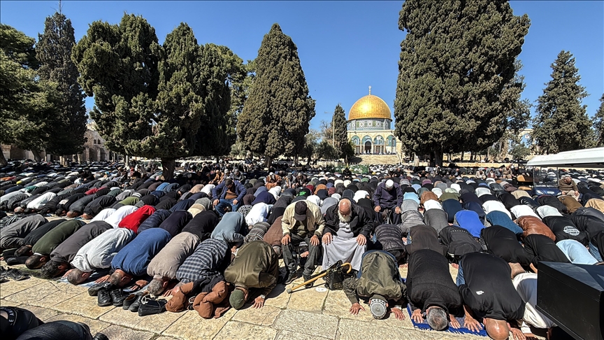 Pavarësisht kufizimeve izraelite  palestinezët falën xhumanë e parë të Ramazanit në xhaminë Al Aksa