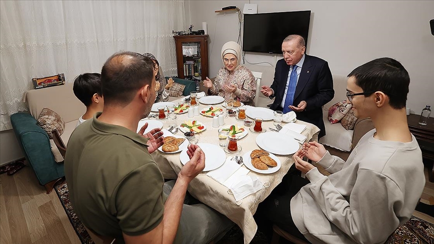Cumhurbaşkanı Erdoğan, İstanbul’da Kayacık ailesi ile iftar yaptı