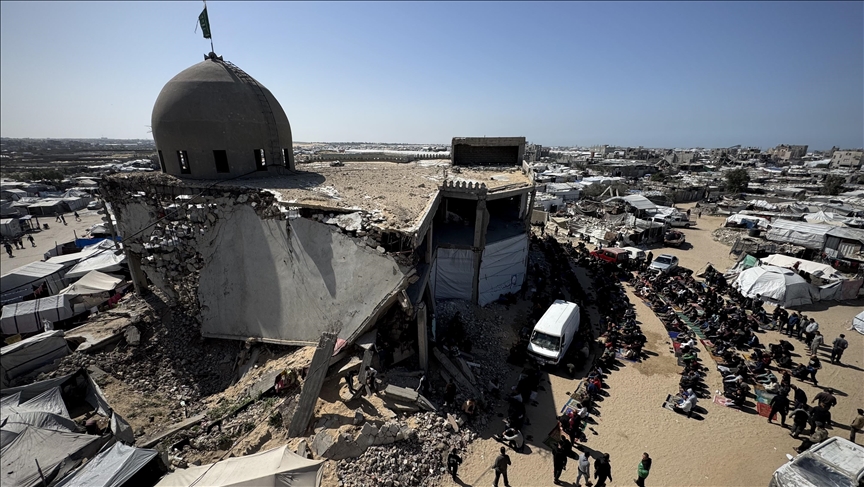 غزة.. أول صلاة جمعة في رمضان بين أنقاض مساجد دمرتها إسرائيل (تقرير إخباري)