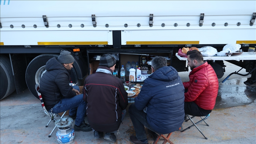 İhracat yükünü çeken tır şoförleri ailelerinden uzakta iftar yapıyor