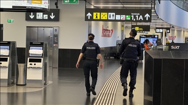 Vienna Airport temporarily suspends operations due to snowfall