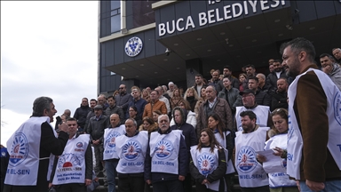 Buca Belediyesinde memurlar, 7 aydır ödenmeyen alacakları için basın açıklaması yaptı