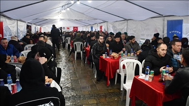 Ushtarët turq të KFOR-it shtrojnë iftar në Prizren