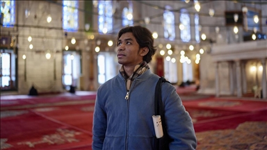 Endonezyalı Ziya ul Zikra, engeline rağmen hat sanatında ustalaşmak için Türkiye'de sabırla çalışıyor 