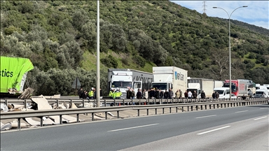 Anadolu Otoyolu'nun İstanbul yönü, Kocaeli kesimindeki kaza nedeniyle ulaşıma kapandı