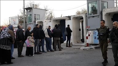 ساعات انتظار على حواجز إسرائيل.. وصلاة بالأقصى تداوي عناء الطريق 