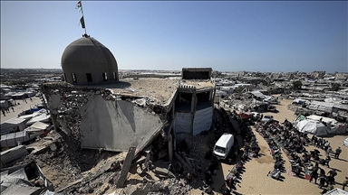 Gazze'de on binlerce kişi ramazanın ilk cumasında, İsrail saldırılarında yıkılan camilerin enkazında saf tuttu