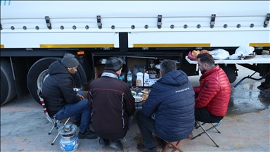 İhracat yükünü çeken tır şoförleri ailelerinden uzakta iftar yapıyor