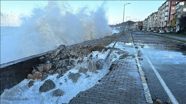 Kastamonu'nun İnebolu ilçesinde fırtına sahilde hasara yol açtı