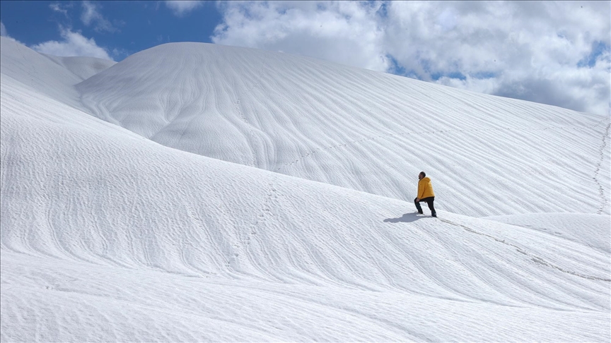 Li Hekariyê dîmenên pêlên ku ji ber bayê li ser berfê çêbûne balê dikişînin