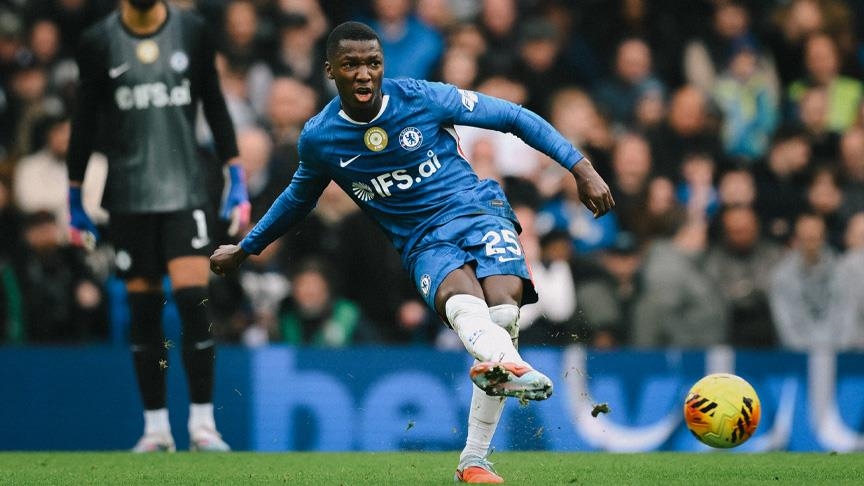 قدم.. بيرنلي يفرض التعادل على تشيلسي ويشعل صراع المربع الذهبي