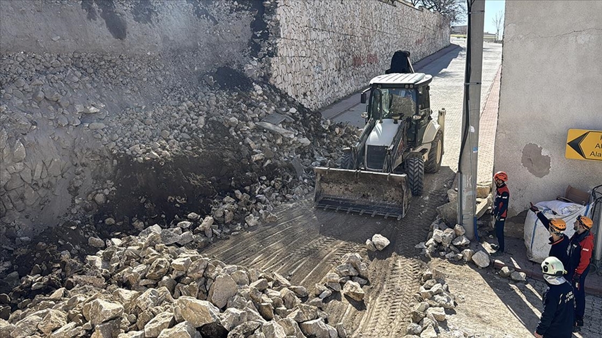 Niğde Kalesi'nin istinat duvarı çöktü