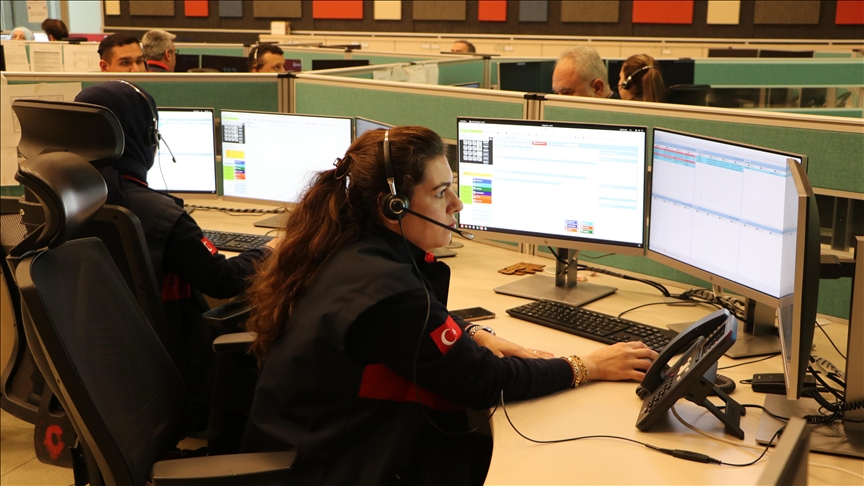 Rüya tabiri isteyen de takma dişi kaybolan da 112'yi aradı