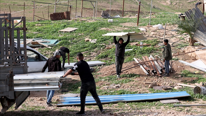 الضفة.. اعتداءات المستوطنين تهجّر 11 عائلة فلسطينية شرق رام الله