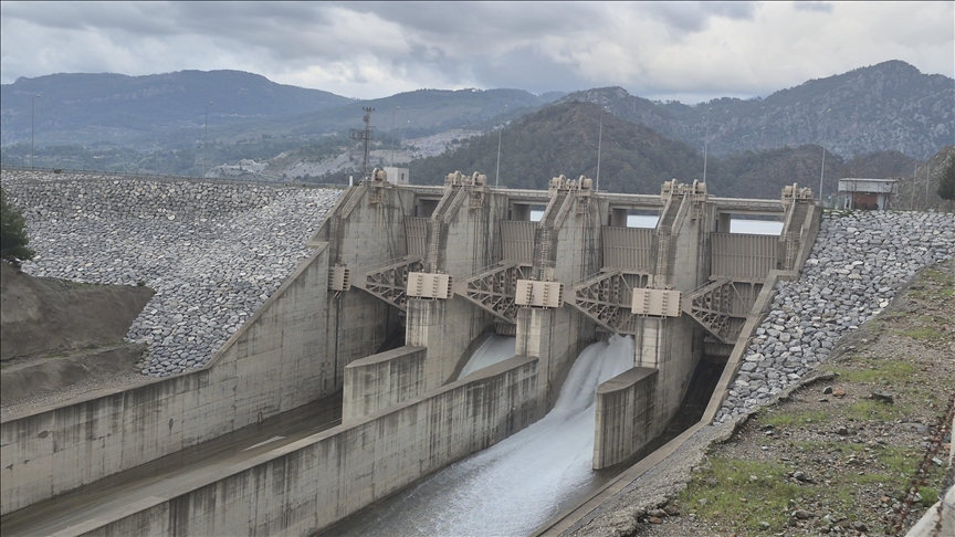 Dalaman Akköprü Barajı'ndan kontrollü su tahliyesi yapılıyor