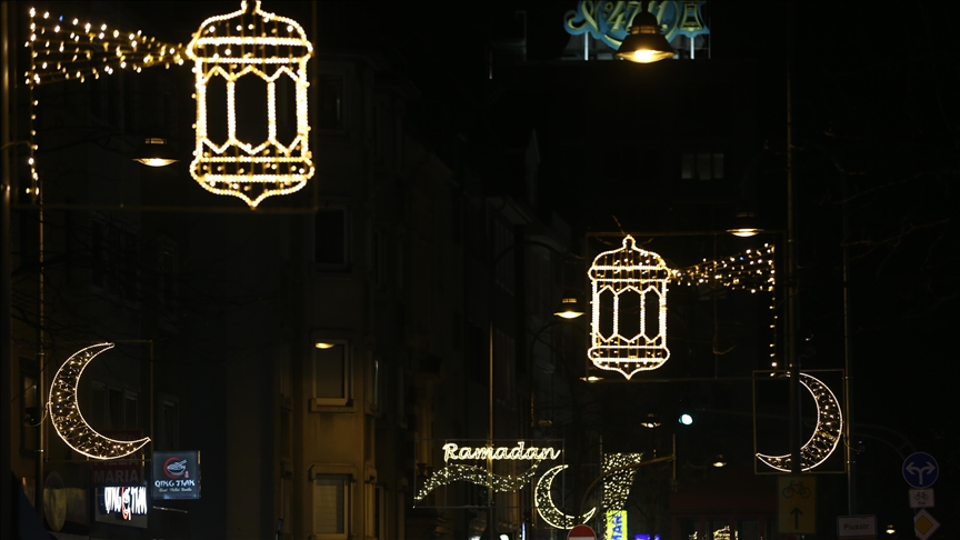 В некоторых городах Германии улицы в честь месяца Рамазан украшены огнями