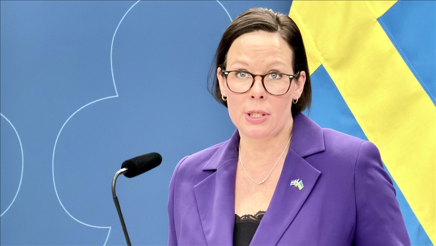 Sweden urges its citizens to leave Iran