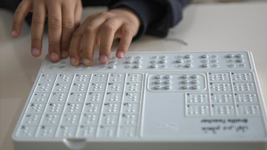 Nxënësit me shikim të kufizuar në Erbil përgatiten për jetën me sistemin e shkrimit Braille