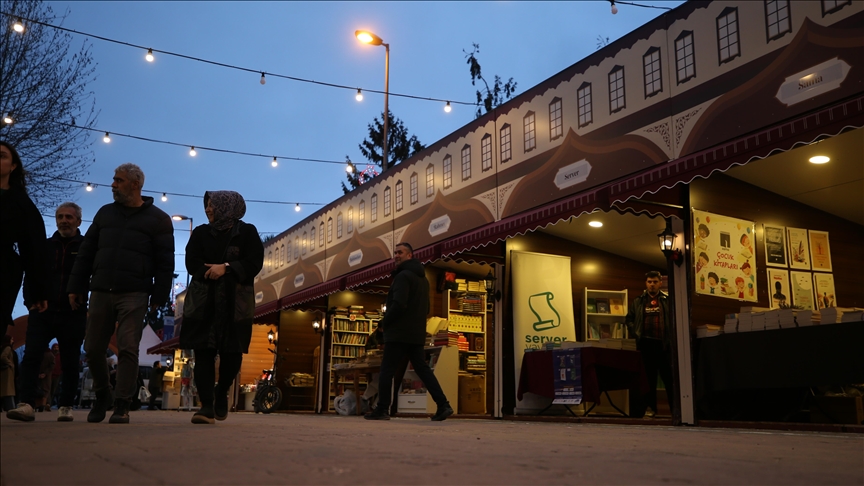 Okurlar ramazanın manevi iklimini "Kitap Sokağı"nda yaşıyor