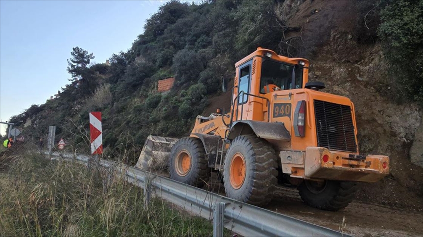 Bursa'da toprak kaymasının olduğu Mudanya-Altıntaş sahil yolunda çalışmalar sürüyor