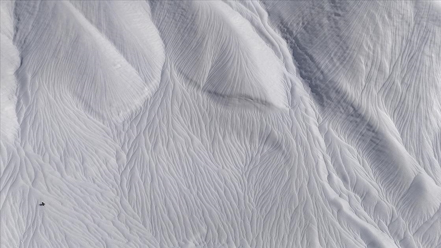 Hakkari'de rüzgarın etkisiyle karda oluşan dalgalı desenler şaşırttı