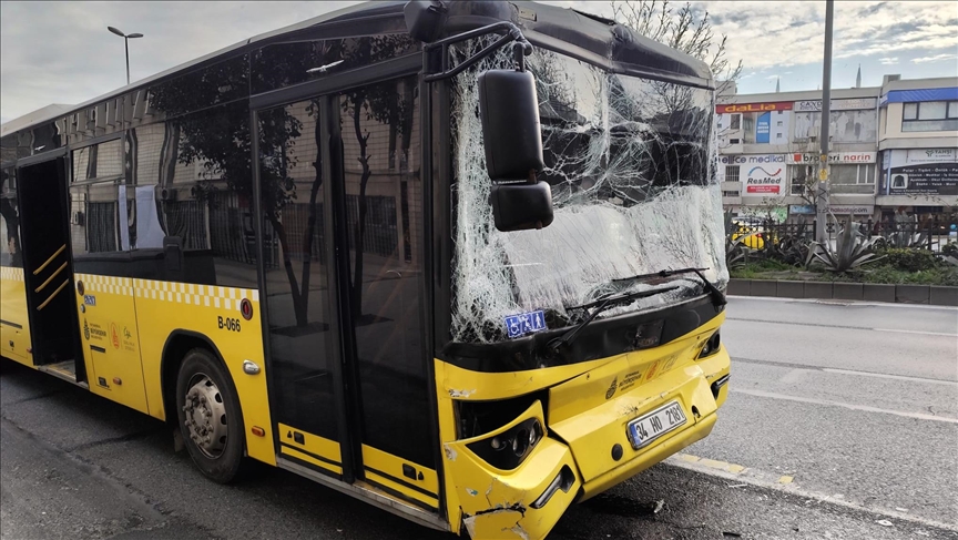 Fatih'te 3 İETT otobüsü durağa yanaşırken kaza yaptı