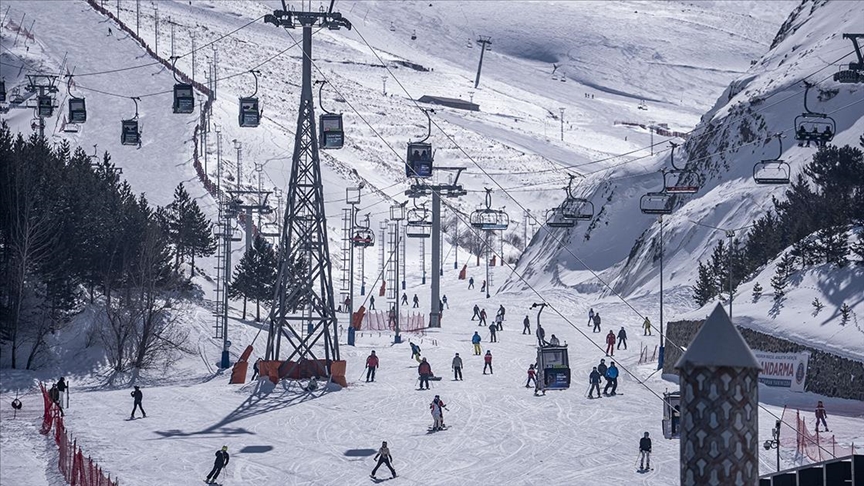 Kayak merkezlerinde en fazla kar kalınlığı 216 santimetreyle Palandöken'de ölçüldü