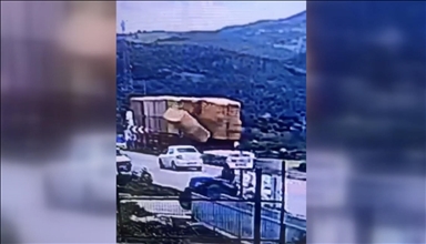 İzmir'de tırdan düşen saman balyalarının altında kalan kişi öldü