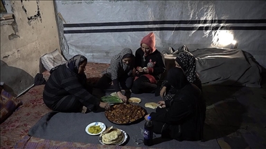 İsrail'in Gazze’ye saldırılarıyla yuvasından kopan aileler ramazanı hasarlı okulda yokluk içinde geçiriyor