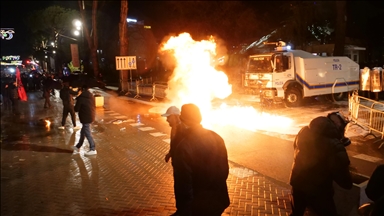 Demonstranti u Tirani bacali Molotovljeve koktele na zgradu Vlade, policija odgovorila vodenim topovima