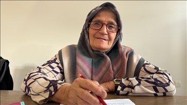 Okul hayali yarım kalınca 80 yaşından sonra okuma yazma öğrendi 