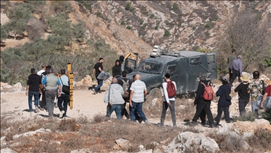 مستوطنون يصيبون 3 فلسطينيين بينهم طفل في هجومين بالضفة 