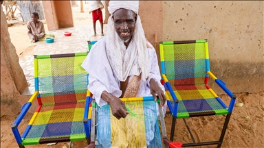 Nigeri, mjeshtri me shikim të kufizuar u jep ngjyrë dhe estetikë mobilieve