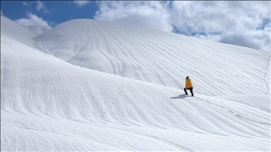 Očaravajući „snježni valovi“ u Turskoj: Snažni vjetrovi oblikovali zimski pejzaž