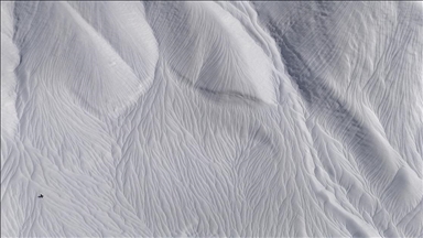 Hakkari'de rüzgarın etkisiyle karda oluşan dalgalı desenler şaşırttı