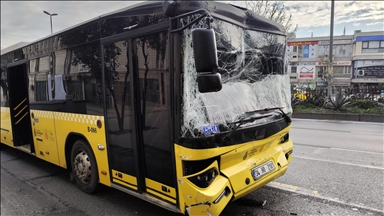Fatih'te 3 İETT otobüsü durağa yanaşırken kaza yaptı