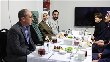 Bakan Göktaş, Şanlıurfa'da yeni evlerine kavuşan depremzede ailenin iftar sofrasına misafir oldu