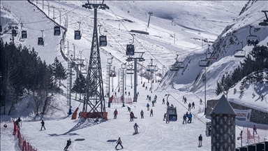 Kayak merkezleri arasında en fazla kar kalınlığı 216 santimetreyle Palandöken'de kaydedildi.
