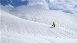 Li Hekariyê dîmenên pêlên ku ji ber bayê li ser berfê çêbûne balê dikişînin