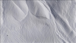 Hakkari'de rüzgarın etkisiyle karda oluşan dalgalı desenler şaşırttı