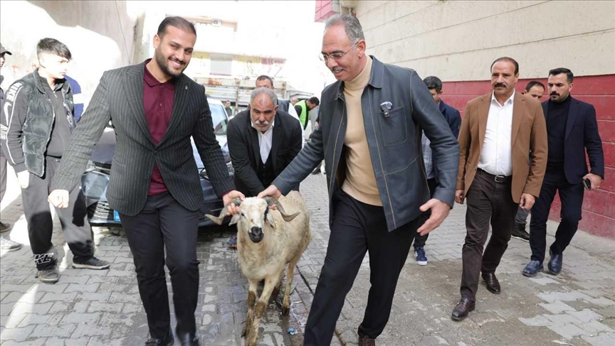 Li Şanliurfayê di çarçoveya alîkariyên remezanê da 400 pez ji malbatên hewcedar ra hatin dayîn