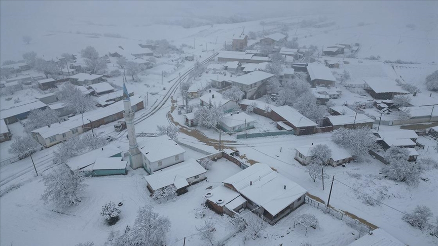 Tekirdağ'ın yüksek kesimlerinde kar yağışı etkili oluyor