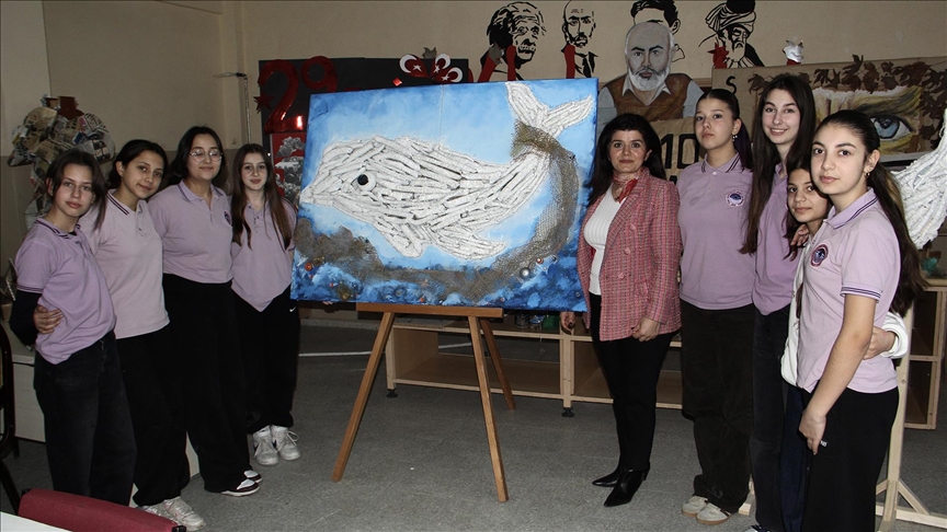 Sinop'ta öğrenciler atık malzemelerden "Balina Aydın" rölyefi yaptı