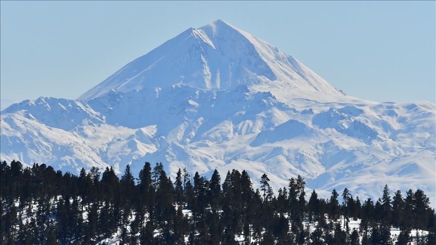 Kars'ta 1 metreyi aşan kar doğada güzel görüntüler oluşturdu