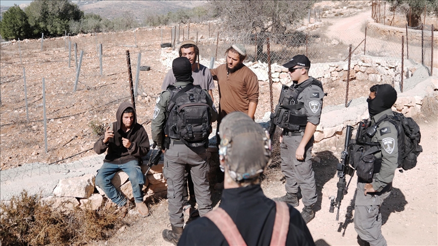 الضفة.. فيديو يوثق اقتحام مستوطن وحماره مسكنا فلسطينيا بمسافر يطا