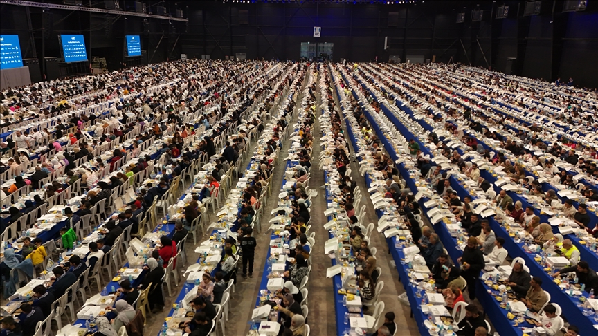 5700 صائم.. لبنان يقيم "أكبر مائدة إفطار رمضاني" بالعالم