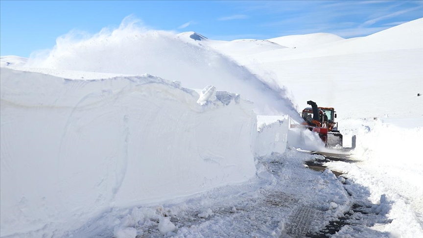 "Kar kaplanları", Ağrı-Kağızman kara yolunda metrelerce yükseklikteki karla mücadele ediyor