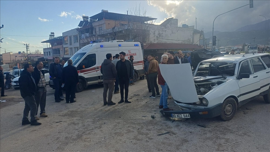 Li Hatayê 2 otomobîl li hevdu qelibîn, 4 kes birîndar bûn